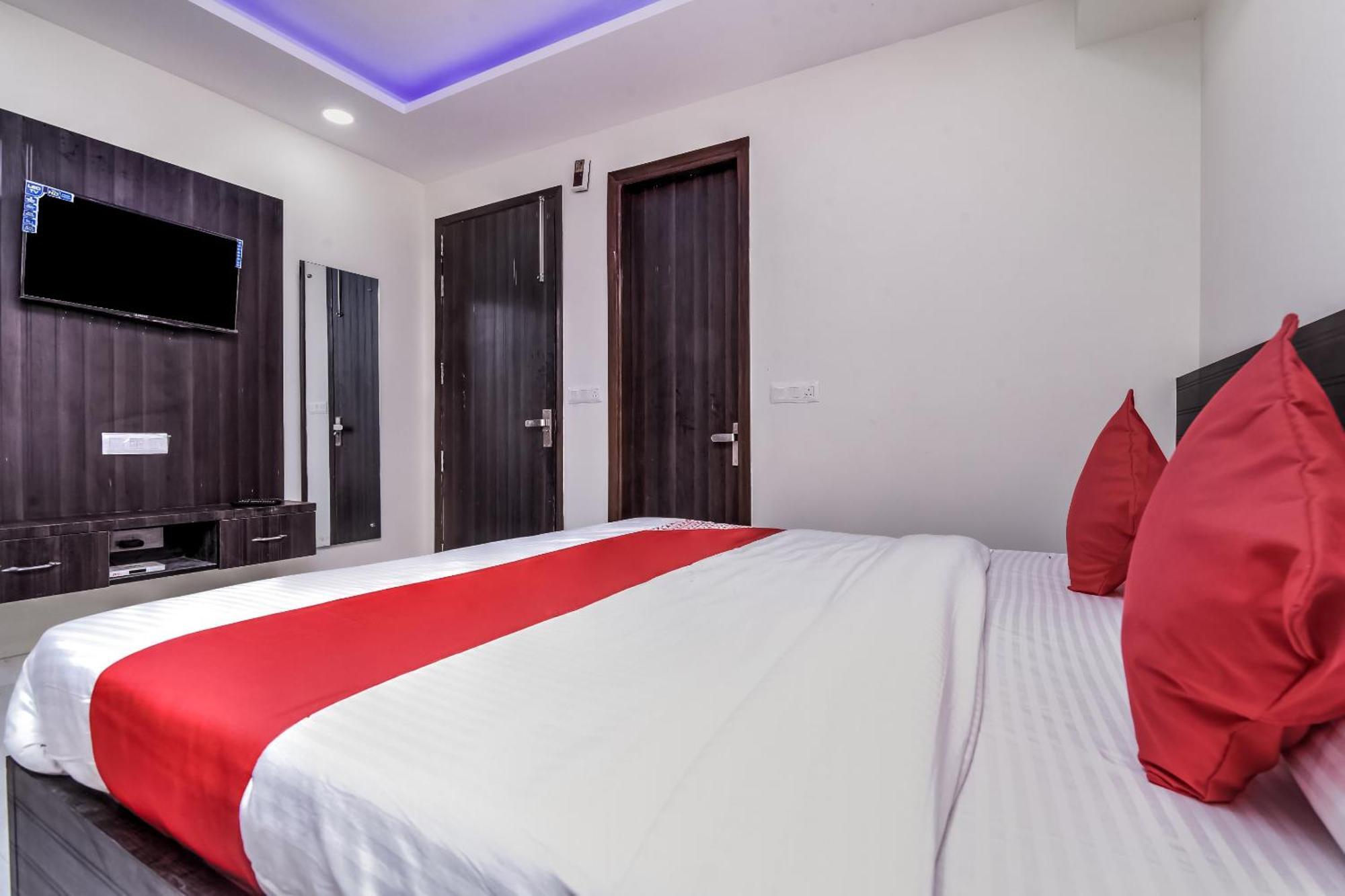 Hotel Aerostar Gold - Opposite Max Healthcare Delhi  Exteriör bild