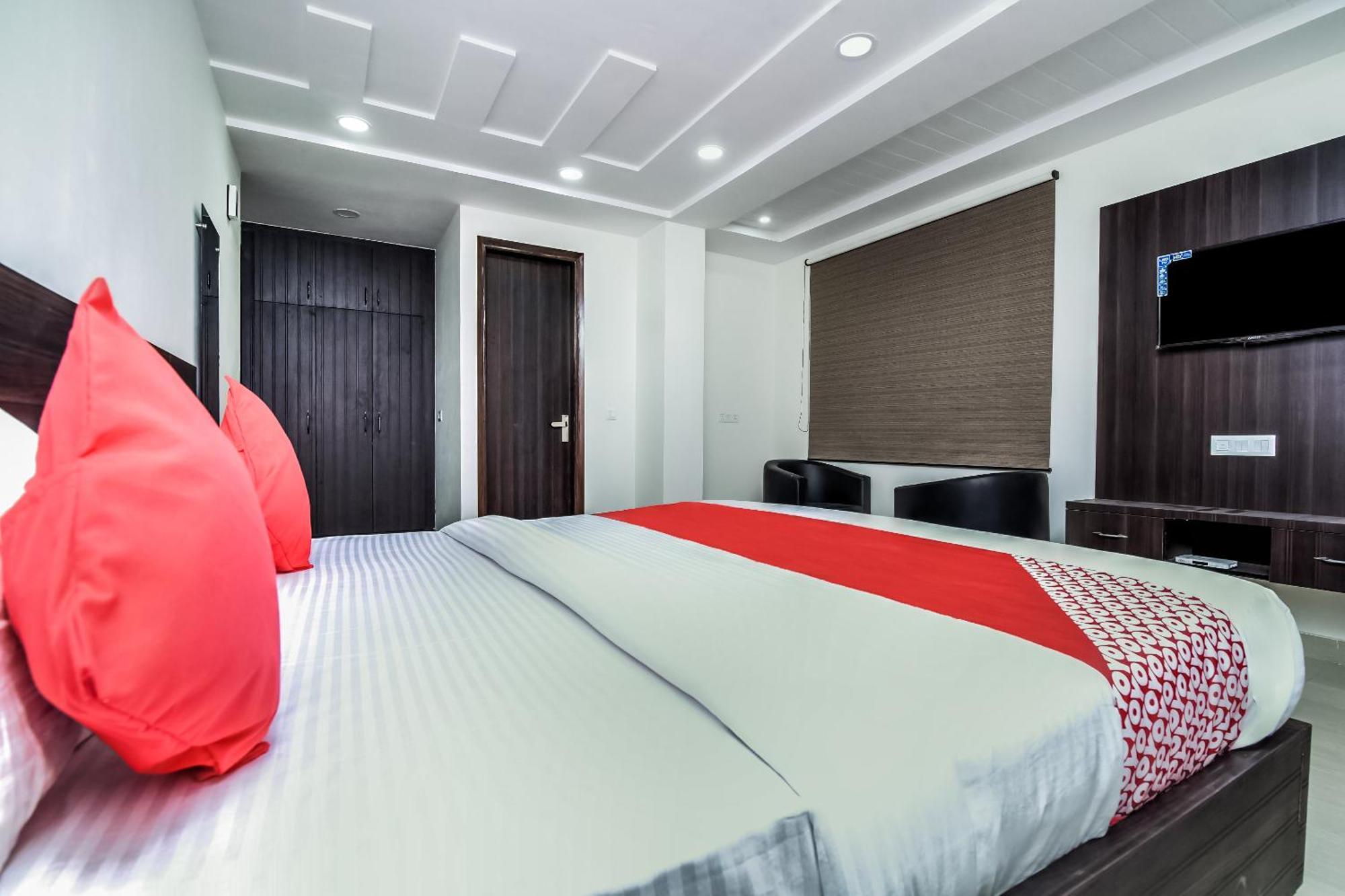 Hotel Aerostar Gold - Opposite Max Healthcare Delhi  Exteriör bild
