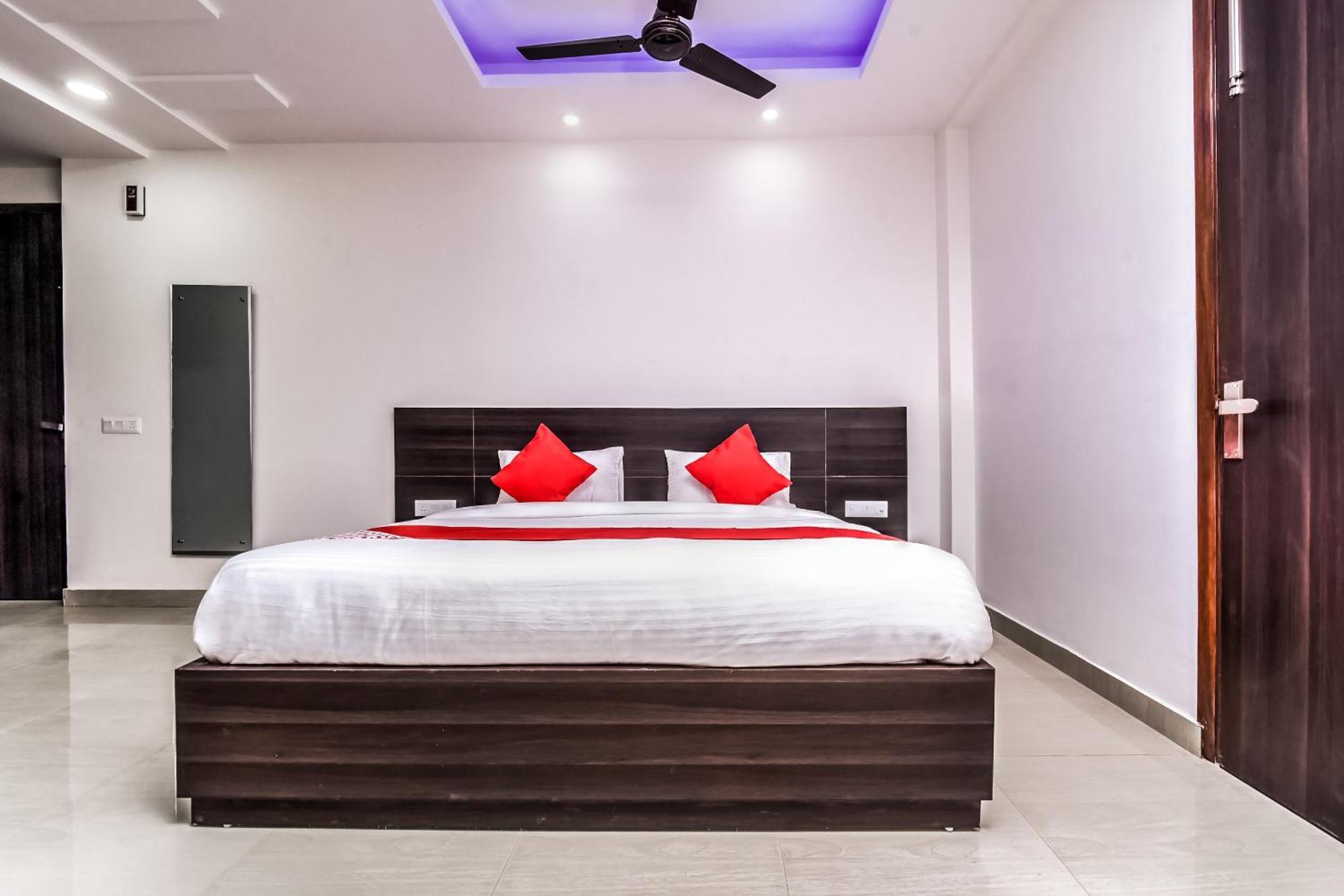 Hotel Aerostar Gold - Opposite Max Healthcare Delhi  Exteriör bild