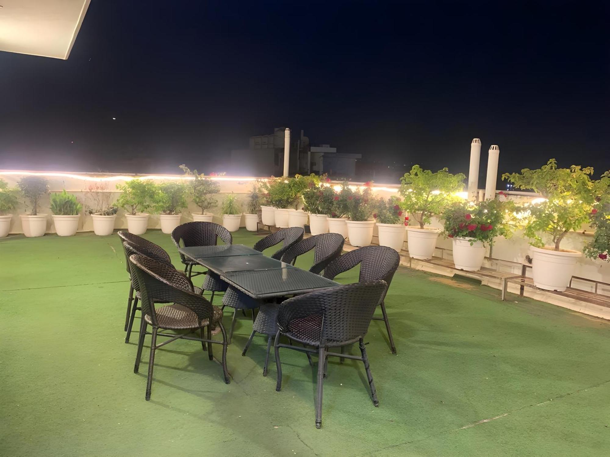 Hotel Aerostar Gold - Opposite Max Healthcare Delhi  Exteriör bild
