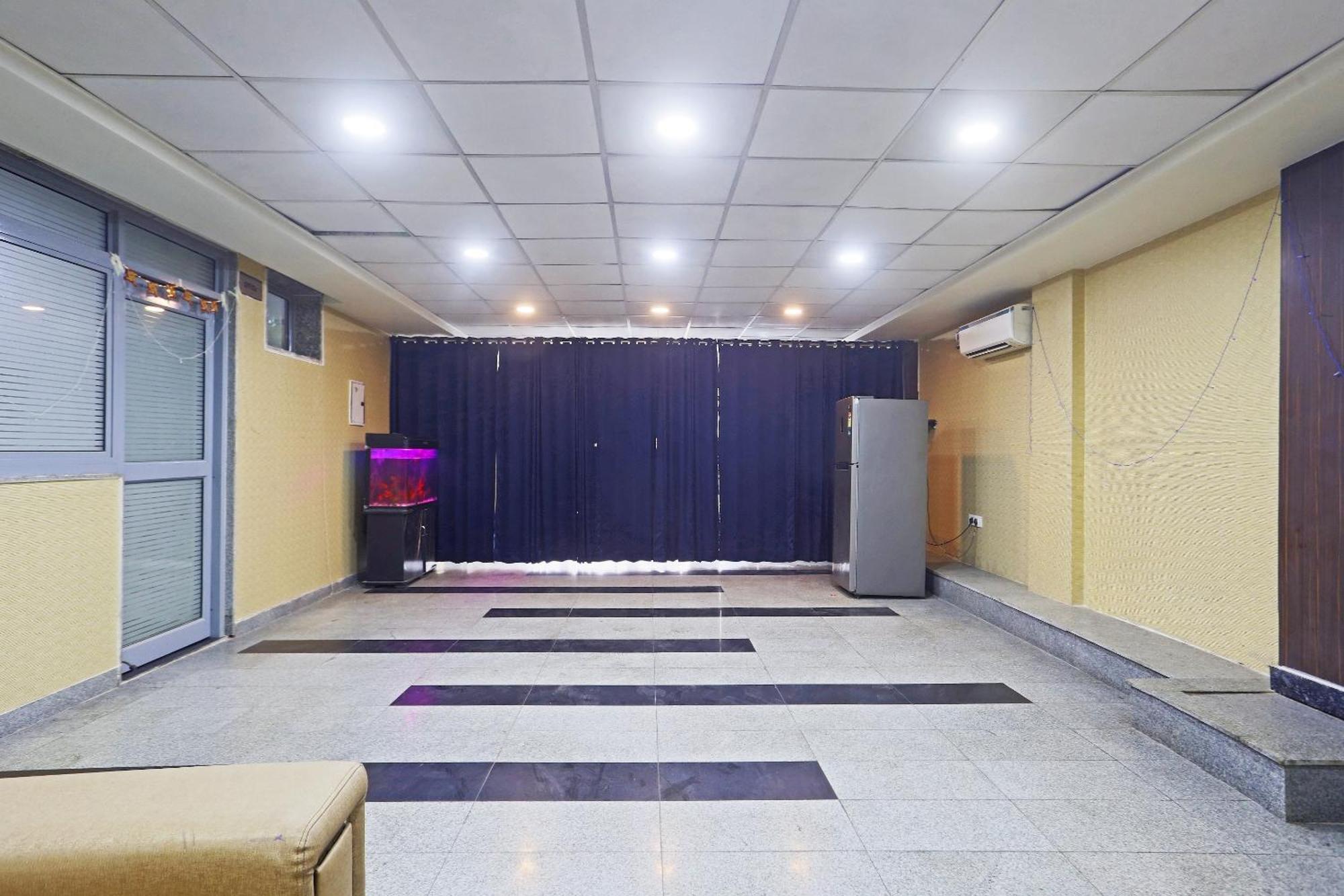 Hotel Aerostar Gold - Opposite Max Healthcare Delhi  Exteriör bild