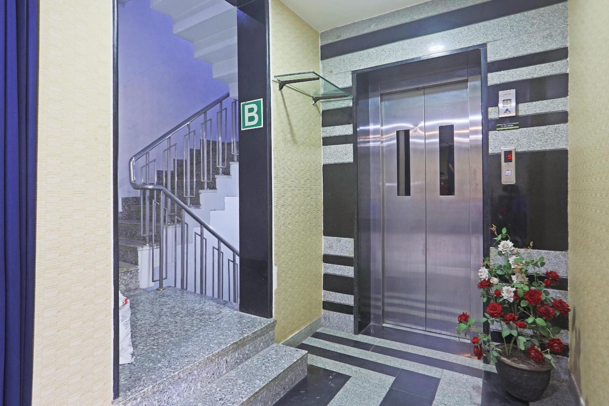 Hotel Aerostar Gold - Opposite Max Healthcare Delhi  Exteriör bild