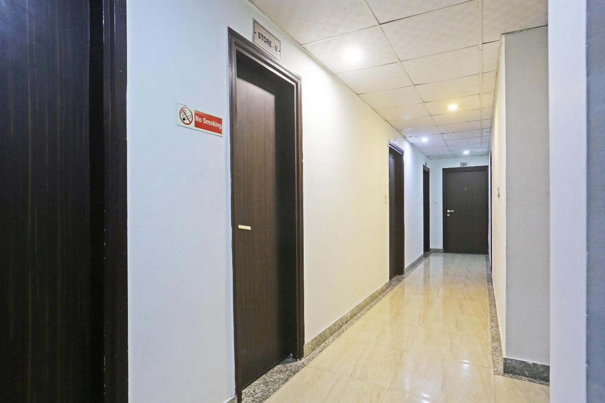 Hotel Aerostar Gold - Opposite Max Healthcare Delhi  Exteriör bild