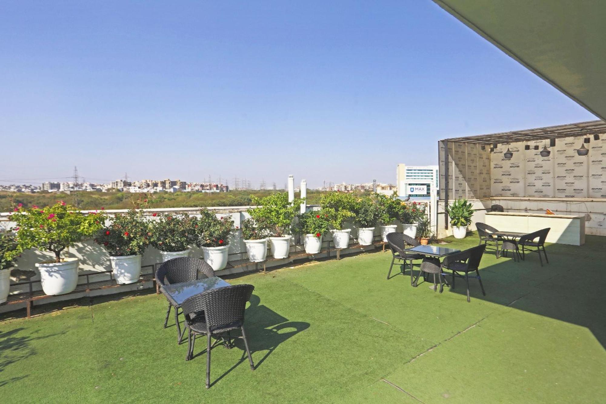 Hotel Aerostar Gold - Opposite Max Healthcare Delhi  Exteriör bild