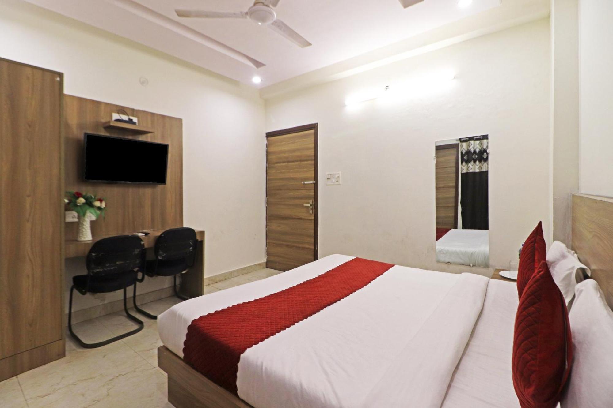 Hotel Aerostar Gold - Opposite Max Healthcare Delhi  Exteriör bild