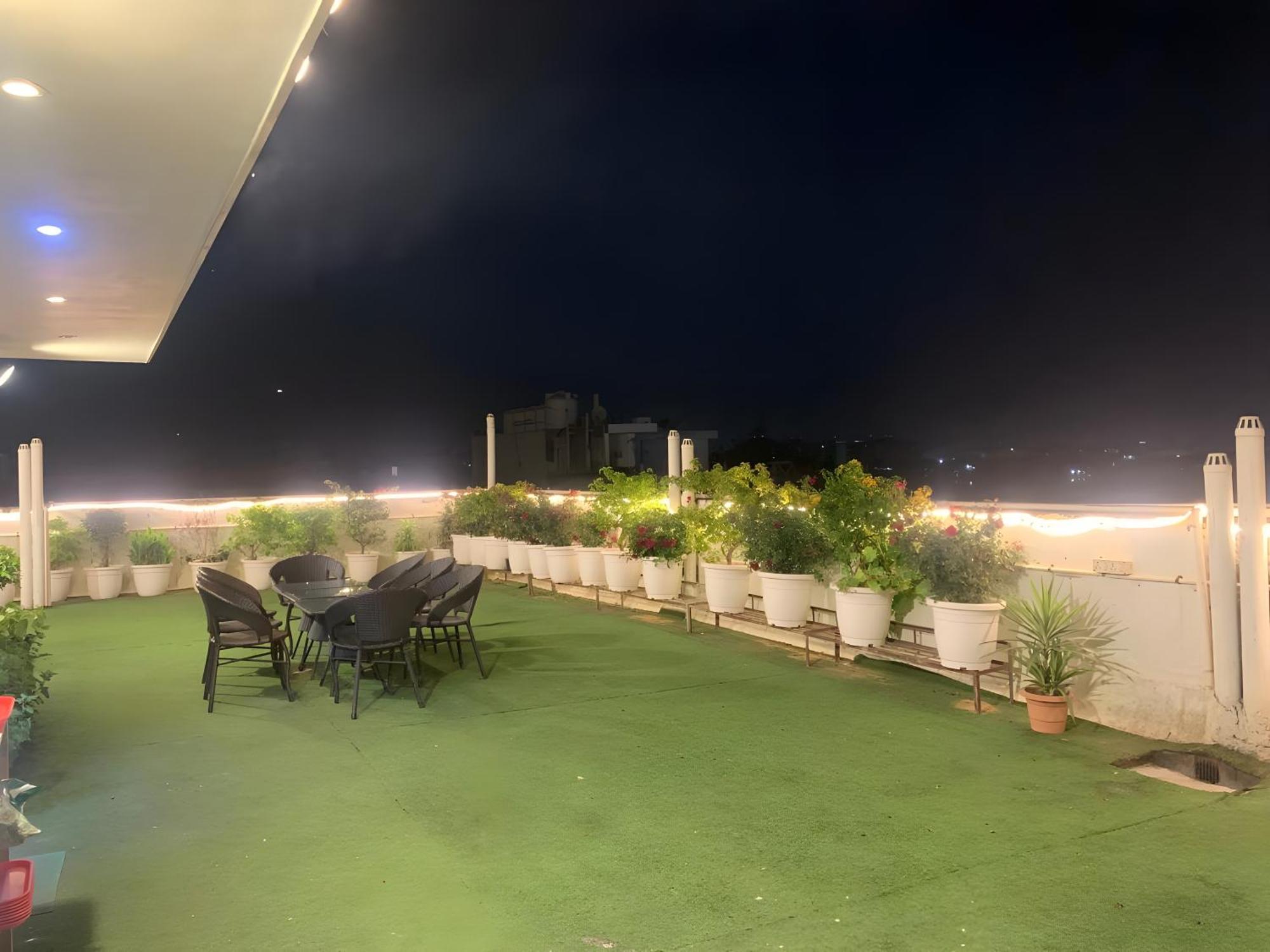 Hotel Aerostar Gold - Opposite Max Healthcare Delhi  Exteriör bild