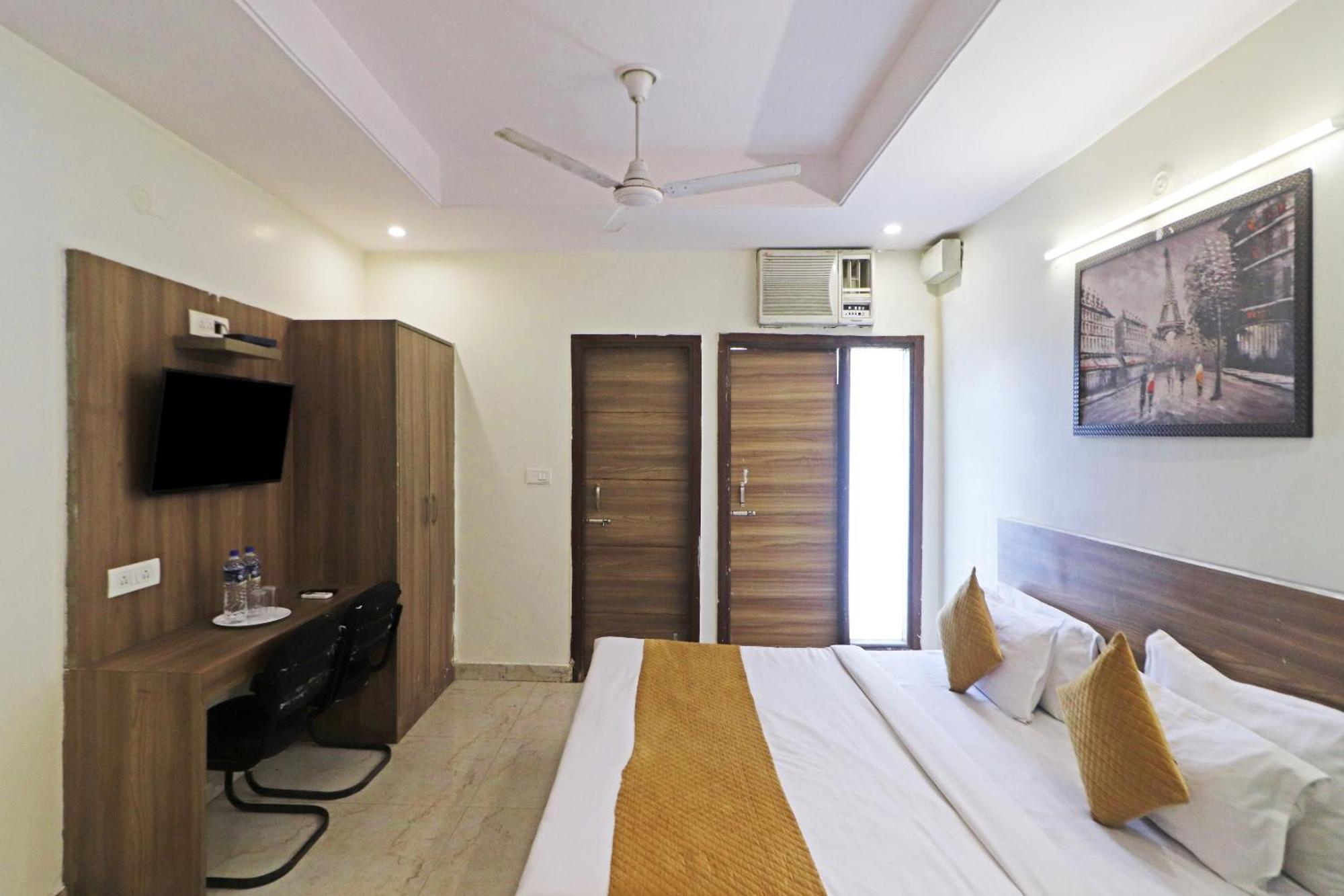 Hotel Aerostar Gold - Opposite Max Healthcare Delhi  Exteriör bild