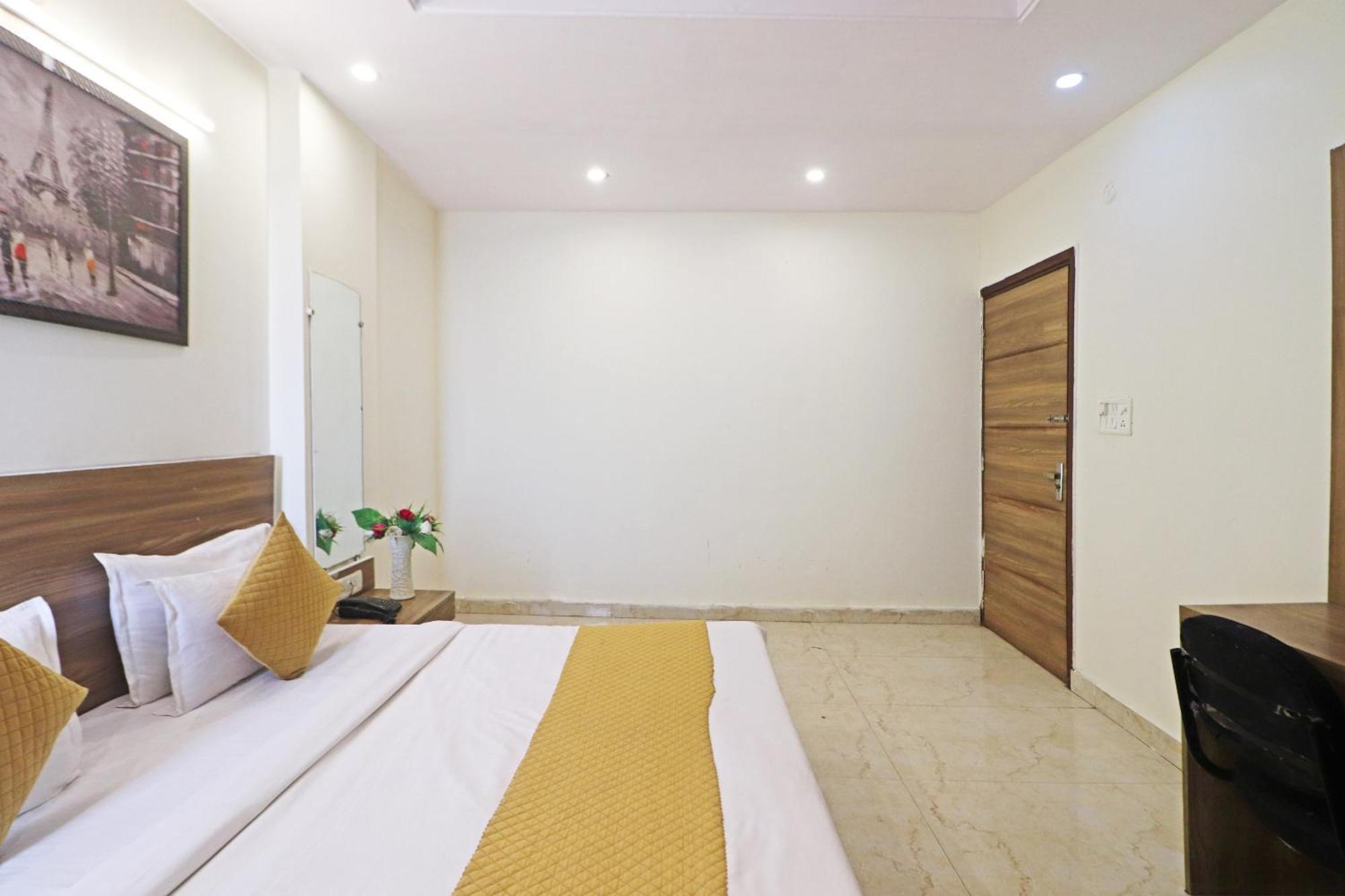 Hotel Aerostar Gold - Opposite Max Healthcare Delhi  Exteriör bild