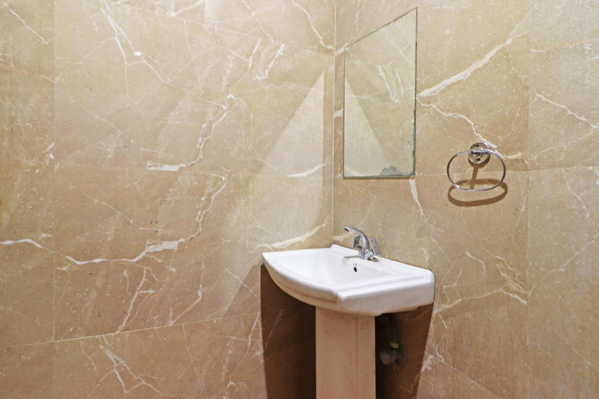 Hotel Aerostar Gold - Opposite Max Healthcare Delhi  Exteriör bild