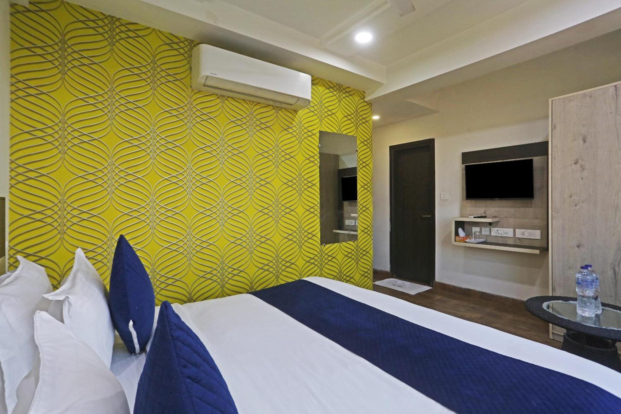 Hotel Aerostar Gold - Opposite Max Healthcare Delhi  Exteriör bild