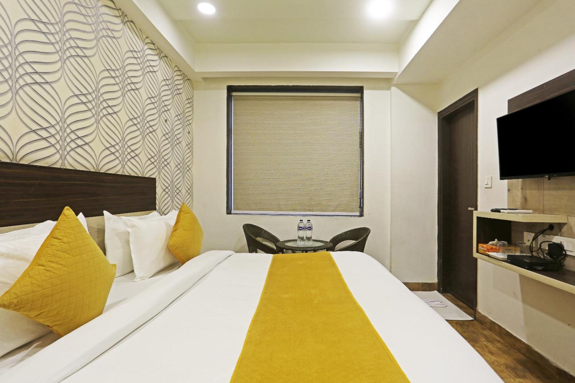 Hotel Aerostar Gold - Opposite Max Healthcare Delhi  Exteriör bild