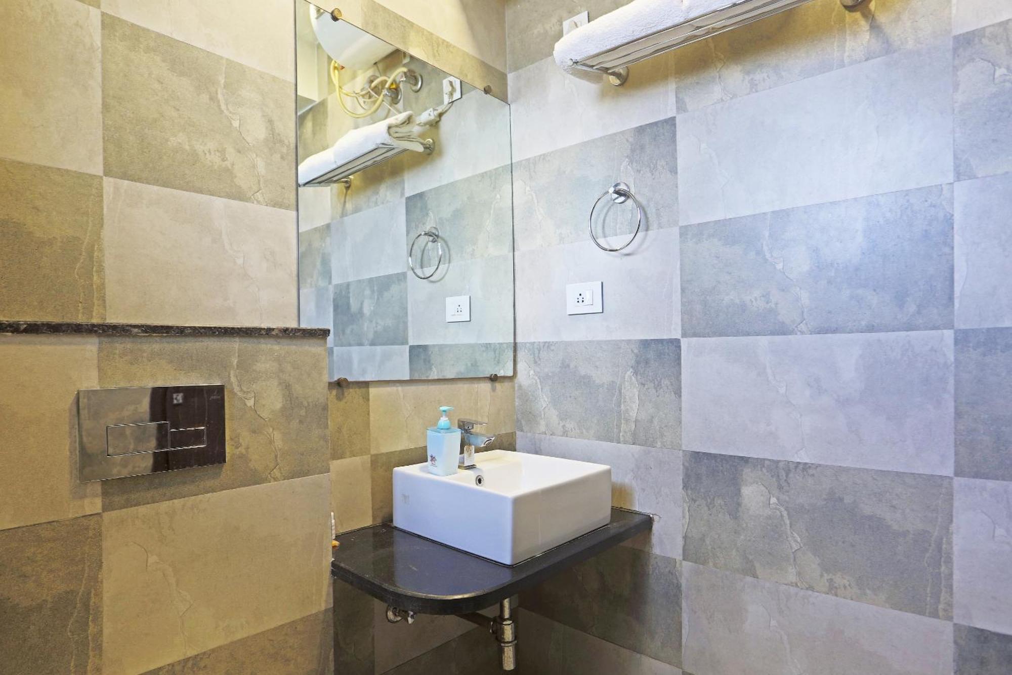 Hotel Aerostar Gold - Opposite Max Healthcare Delhi  Exteriör bild