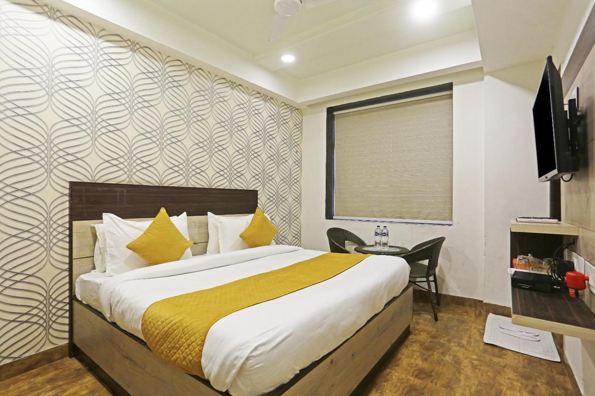 Hotel Aerostar Gold - Opposite Max Healthcare Delhi  Exteriör bild